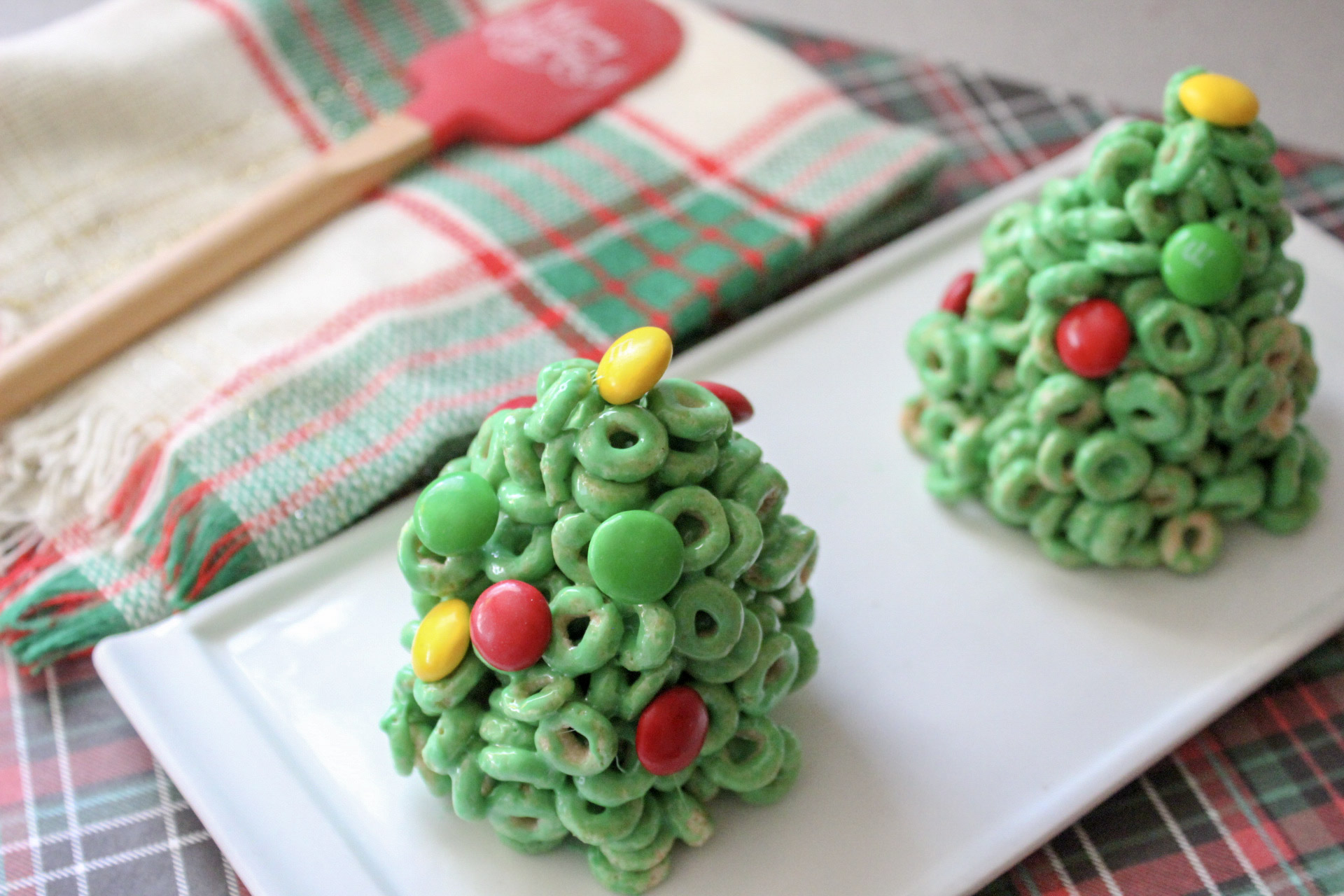 Cheerio Christmas Trees are a fun way to ring in the holidays with delicious snacks.