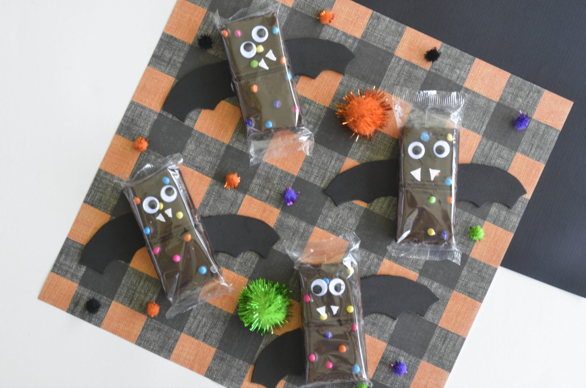 Need a quick Halloween snack?  These brownie bats are perfect for a Halloween party or a class.