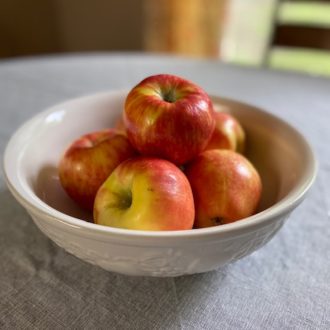 honeycrisp apples in a bowl